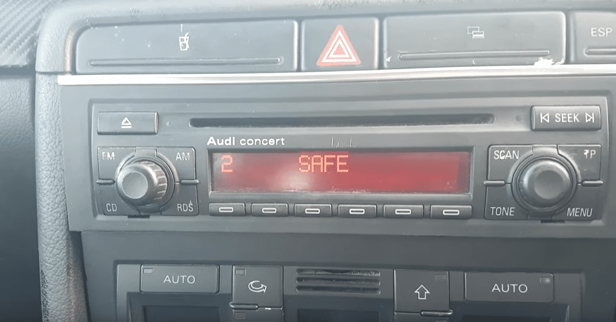 Komunikat SAFE 2 na wyświetlaczu radia Volkswagen