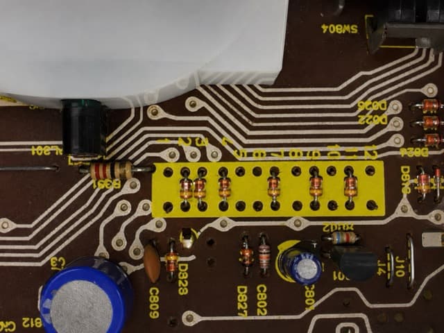 Płytka PCB radia Volvo z rzędem 12 diod D1–D12