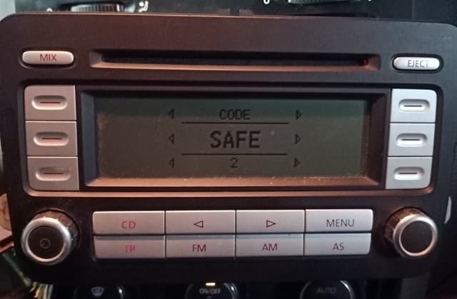 Zablokowane radio czekające na jedyny właściwy kod