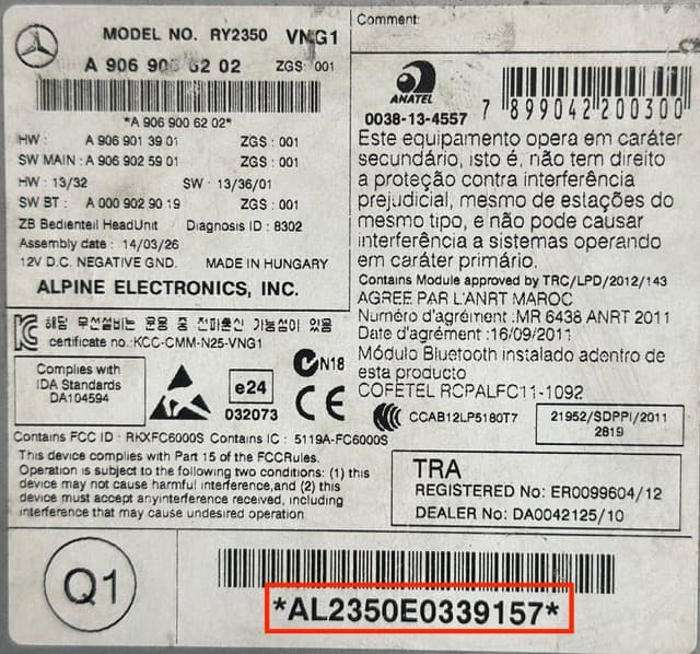 Etykieta radia Mercedes z zaznaczonym numerem seryjnym AL2350E0339157